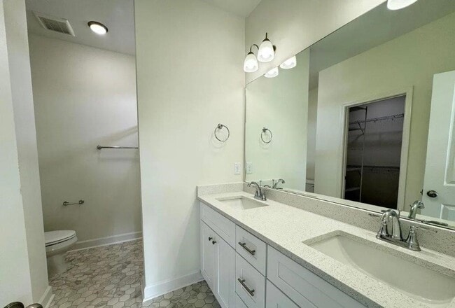 Building Photo - 106 E Sillinger Dr