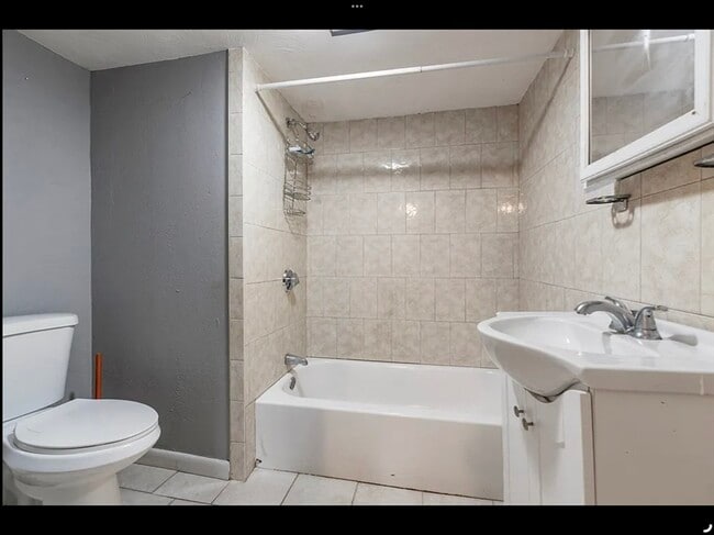 Building Photo - 1800 River St