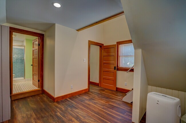 Building Photo - 1081 W 30th St