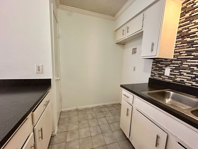 Building Photo - For Lease | 2 Bed, 1.5 Bath | 900 Sq Ft | Meadow Village