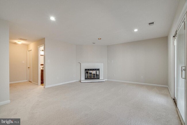Building Photo - 3 Bedroom 3.5 Bath 3 Level Townhome in Germantown