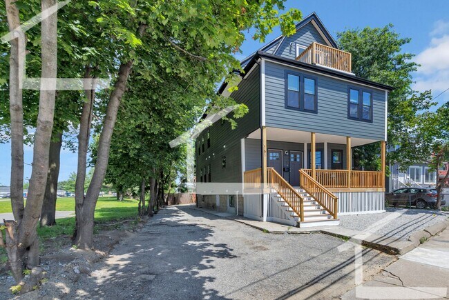 Building Photo - Huge 5 bed in Medford