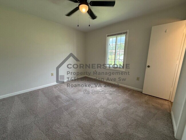 Building Photo - 1103 Lakeview Pl