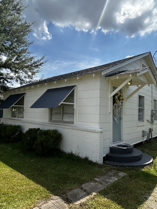 Building Photo - 2116 Creole St