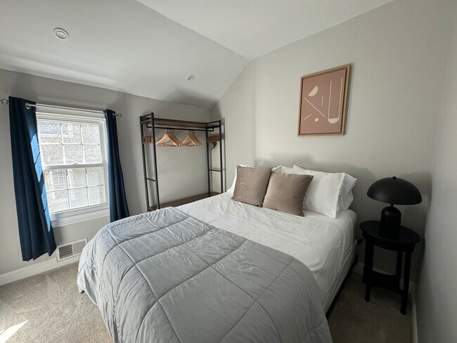 Building Photo - 247 Maple Ave