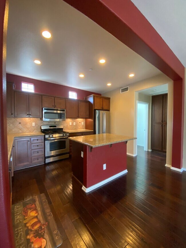 Building Photo - Victoria Gardens Three Bedroom Condo