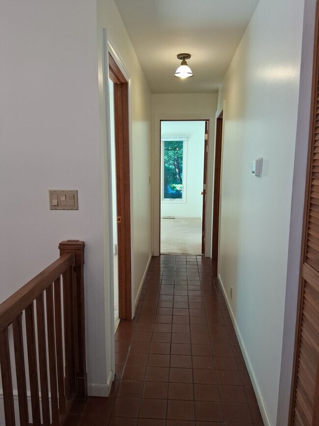 Building Photo - Beautiful 3-Bedroom Home with Pool on Lakeshore Drive