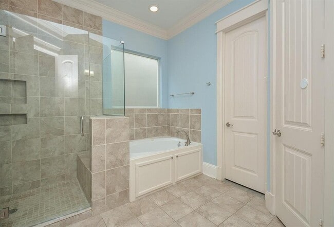 Building Photo - 1205 Aurora St