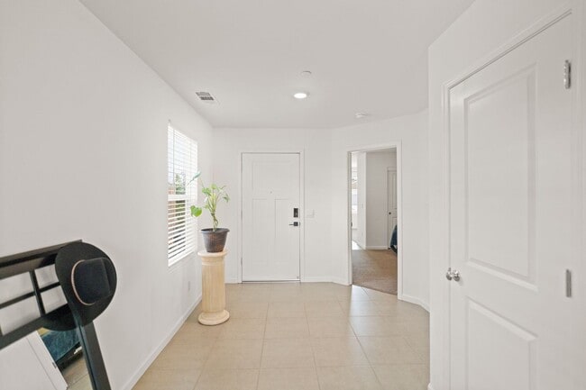 Building Photo - Multi-Generational Home!