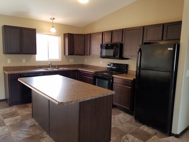 Building Photo - 4 BEDROOM | 3 BATH | TOWNHOME | GARAGE | WEST SIDE