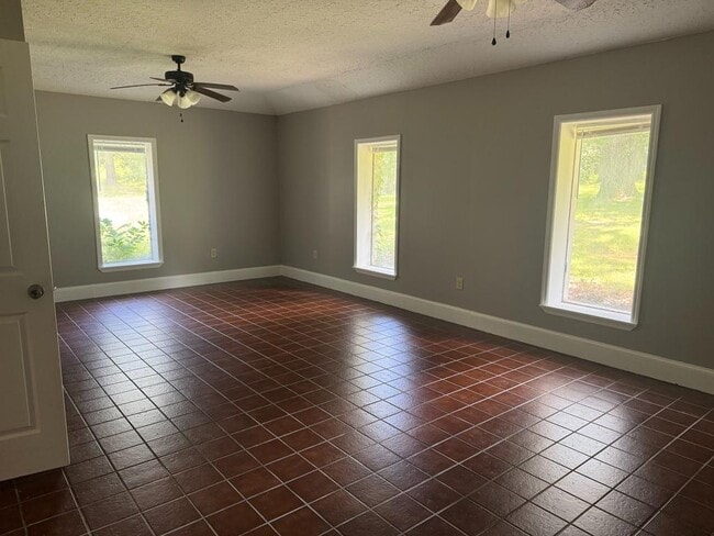 Building Photo - 121 Woodland Cir