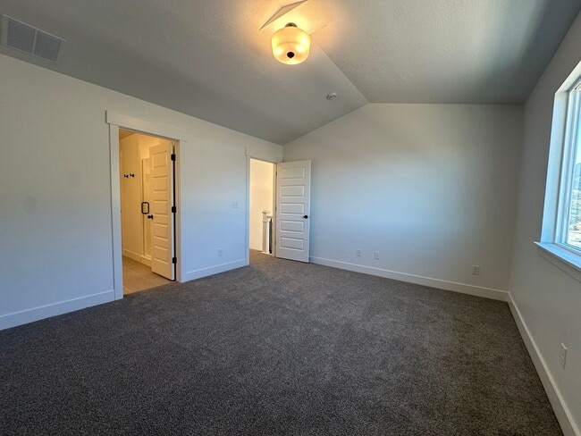 Building Photo - 5260 Acacia Dr