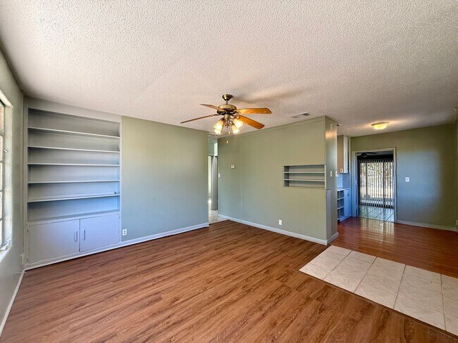 Building Photo - Artist's Reteat in Cherrywood!