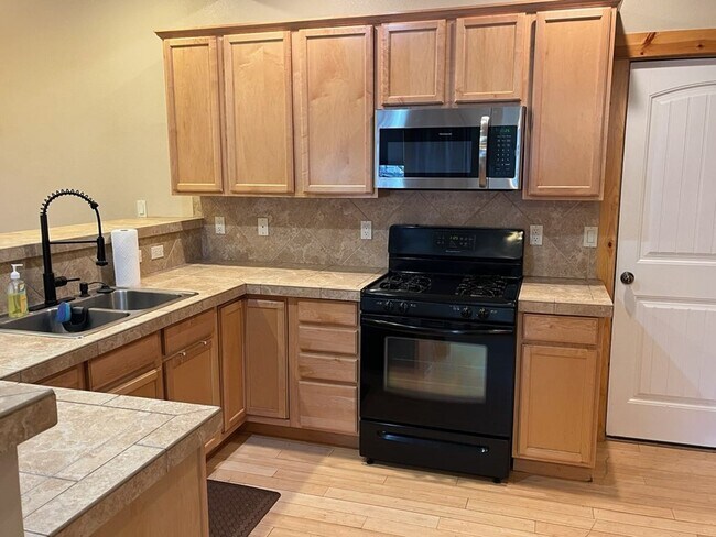 Building Photo - Charming 3 Bed + Loft Row Home in Quiet Neighborhood | 2.5 Baths | 2-Car Garage