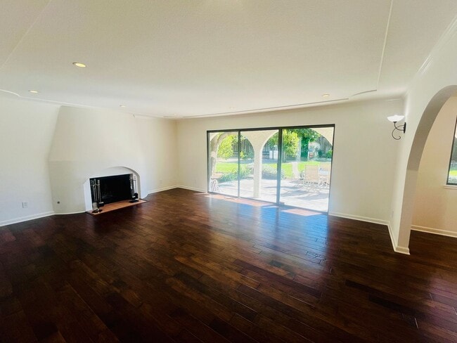 Building Photo - Extraordinary home with expansive yard on a flag lot in Mountain View.  Great Location and Schools.