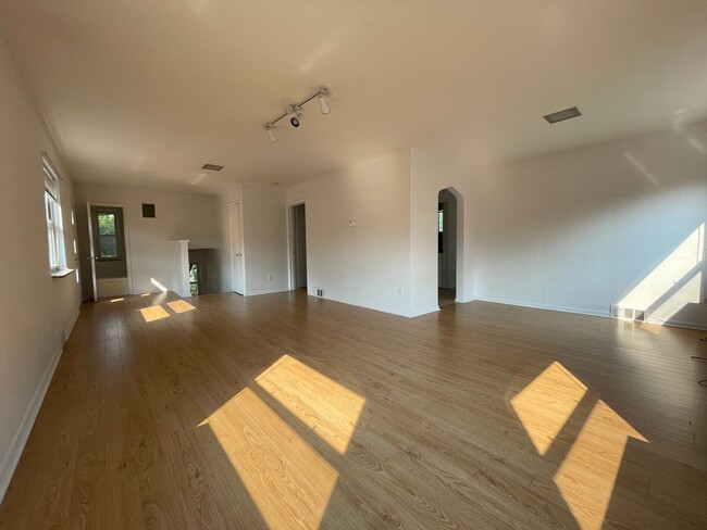 Building Photo - Lovely Apartment in Highland Park!  Availa...