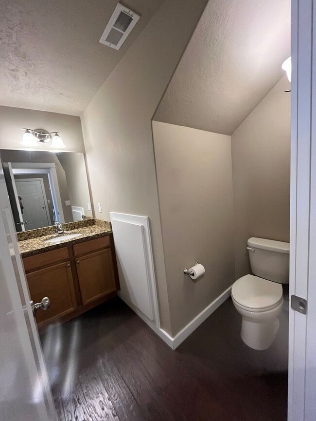 Building Photo - 3 bed 2.5 Bath Condo with 2 car garage