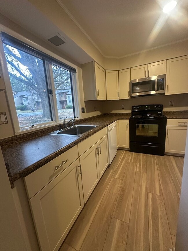 Building Photo - Comfortable Townhouse Near Virginia Tech