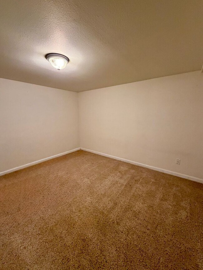 Building Photo - Amazing 3bed/2 bath with finished basement.