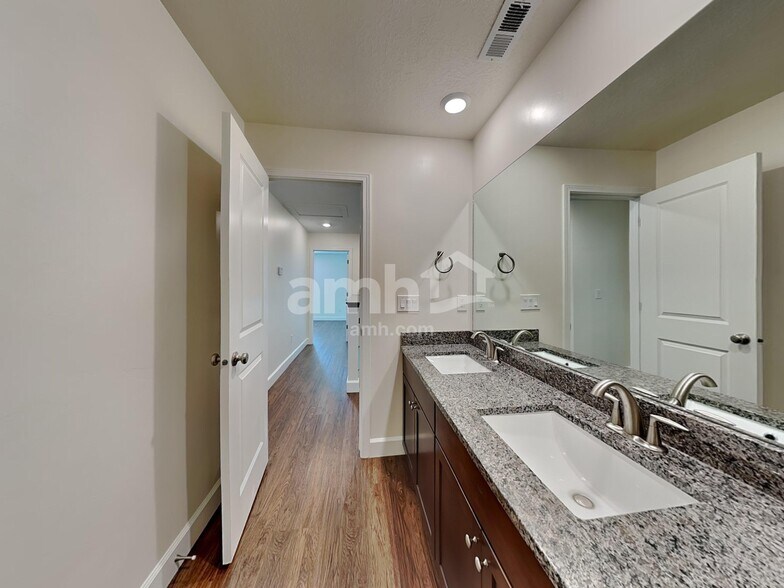 Building Photo - 2401 E Wild Horse Way