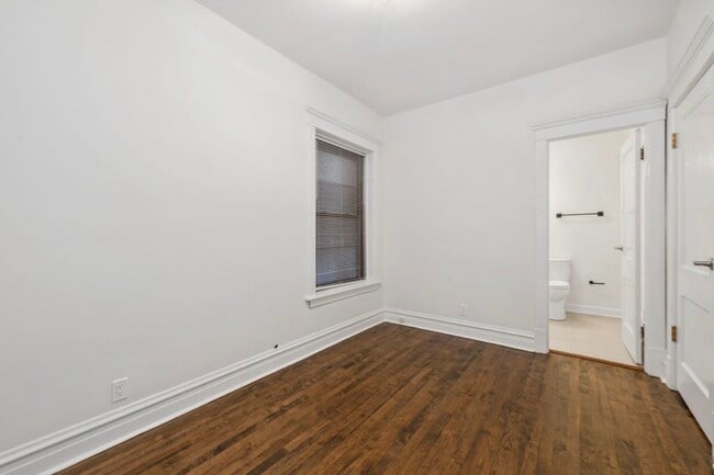 Building Photo - 2207 W School St