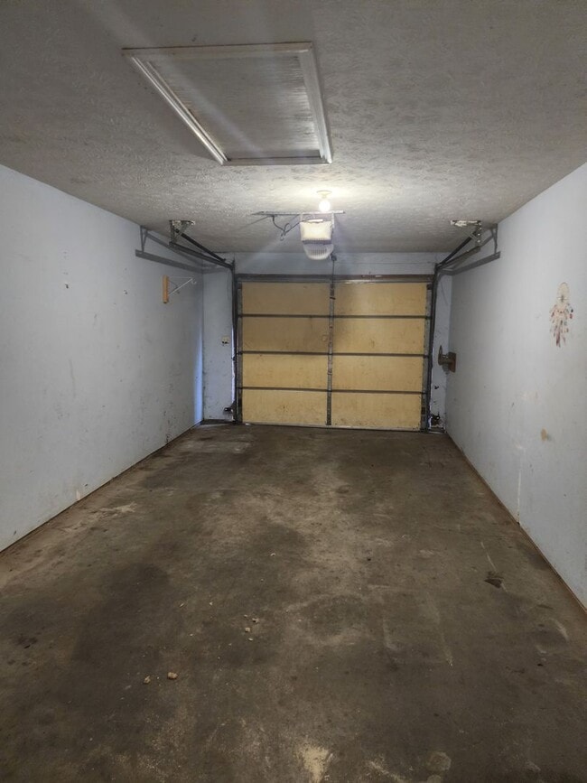 Building Photo - 2 bedroom 1 bath duplex