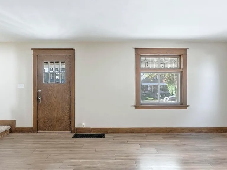 Building Photo - 121 E Branning Ave