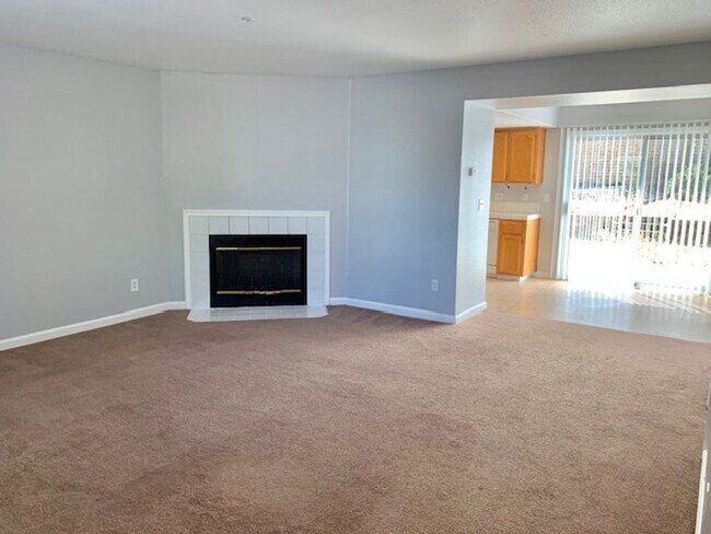 Building Photo - Tranquil 2 bed 2.5 bath Townhouse in Fairf...