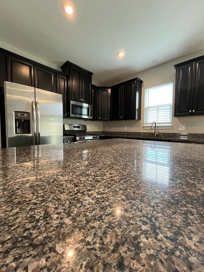 Building Photo - 3 Bed 2 Bath Townhome Located in Simpsonville