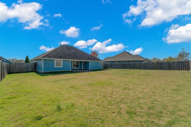 Building Photo - Beautiful 3-Bedroom Home with Open Layout & Fenced Backyard!