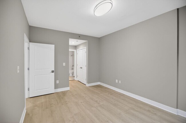 Building Photo - One Bed One Bath Condo in Tenleytown