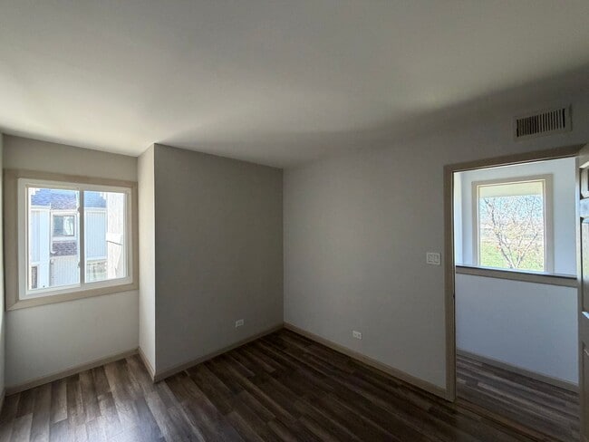 Building Photo - Welcome home to this beautifully maintained two-story townhome nestled on a quiet cul-de-sac in G...