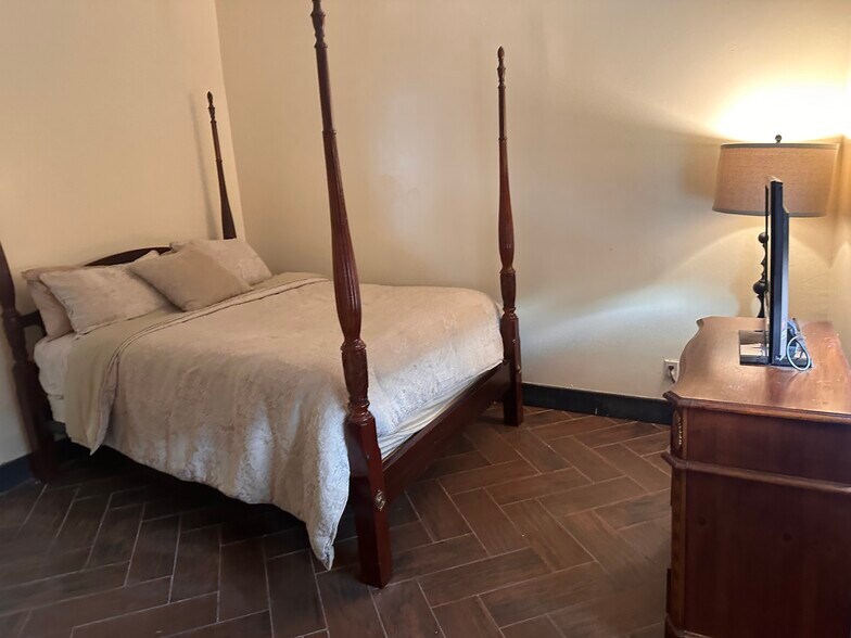 Building Photo - 1934 Washington St