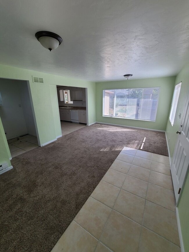 Building Photo - Large 2 Bedroom Home