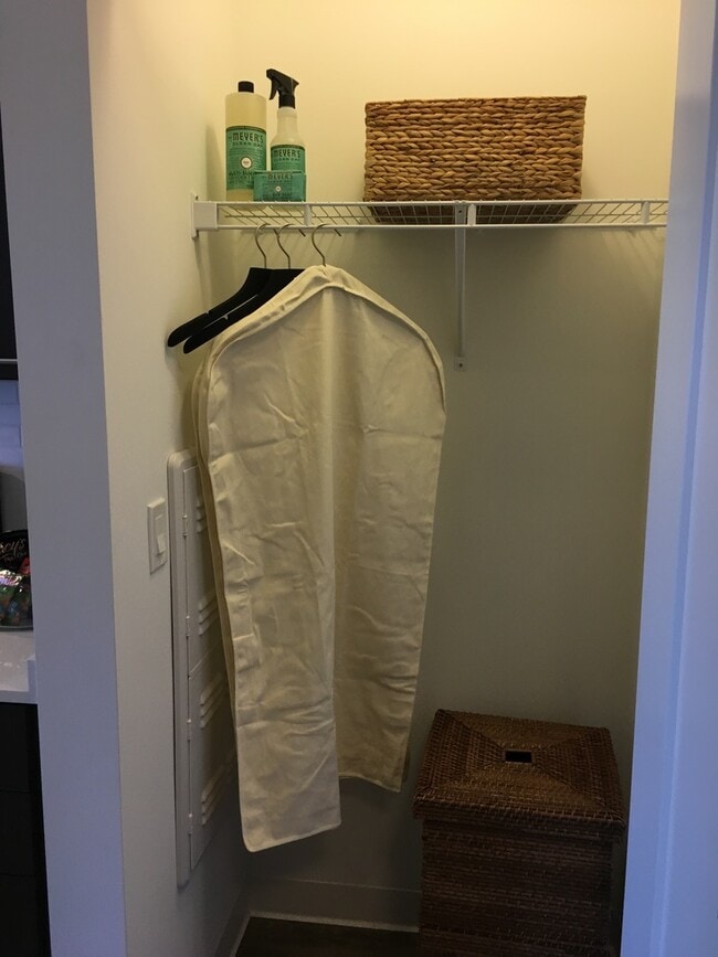 Building Photo - 637 N Wells St