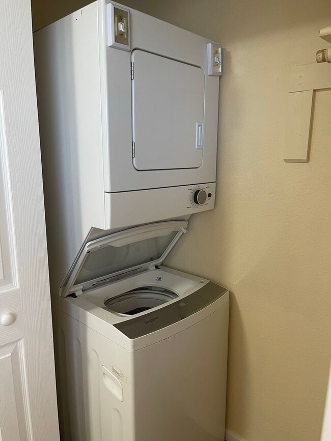 Building Photo - $1061 | 2BR/1BA | Cute Duplex in Fountain ...