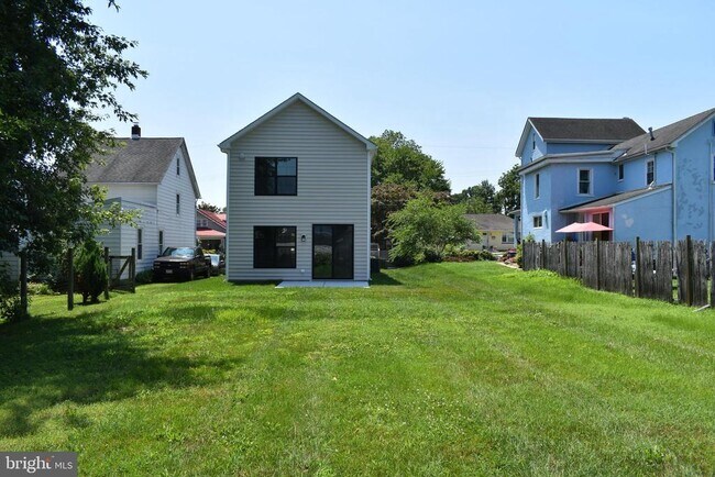 Building Photo - 843 Ontario St