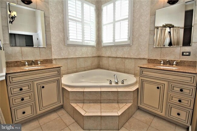 Building Photo - 5905 Lone Oak Dr