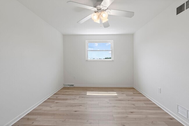 Building Photo - AVAILABLE NOW! Check out this BEATIFULLY RENOVATED 2-bedroom townhome in North Versailles!