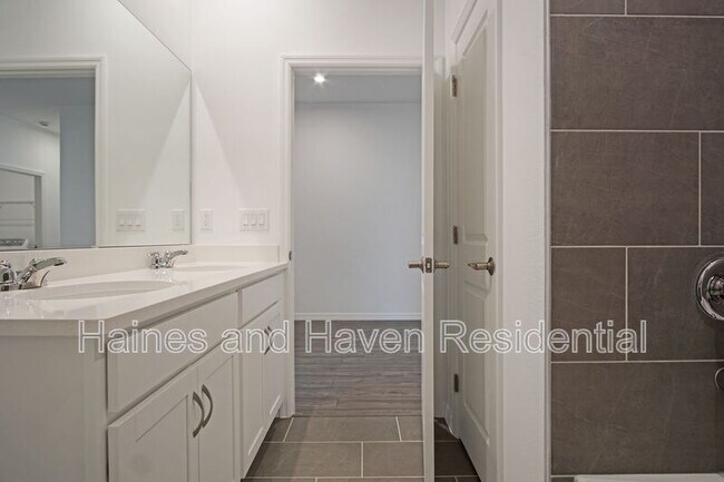 Building Photo - 1315 Normandy Dr