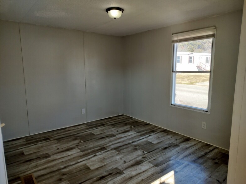 Building Photo - 210 Jamback Rd