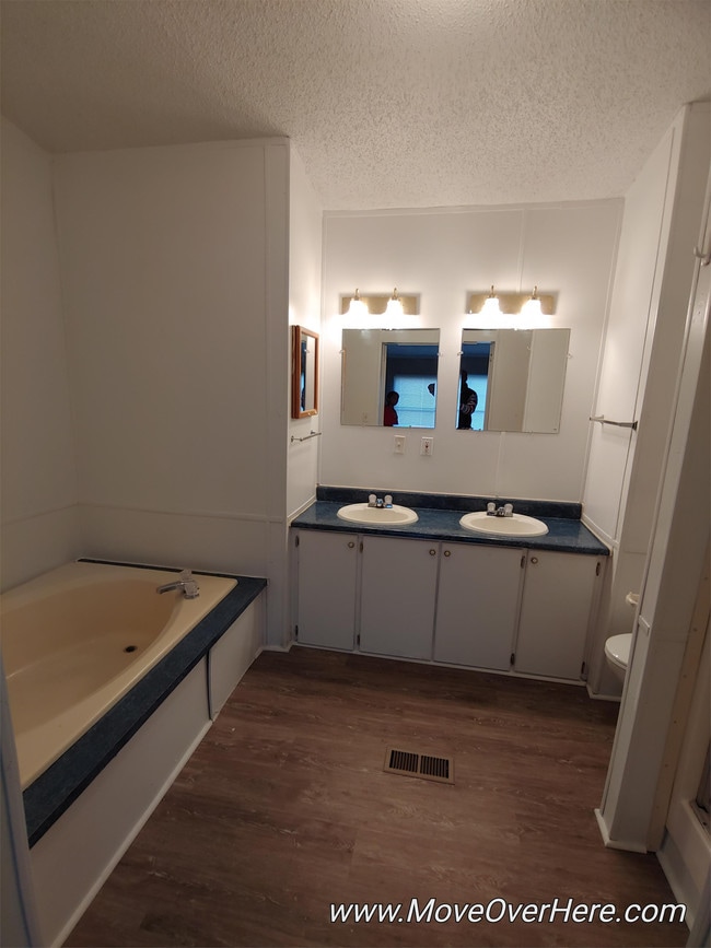 Building Photo - 402 Country Walk Ln