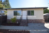 Building Photo - 136 Oak Ln