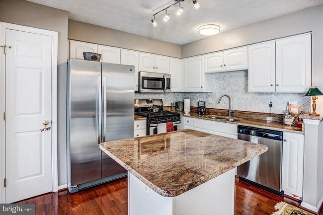 Building Photo - 5036 Finsbury Rd