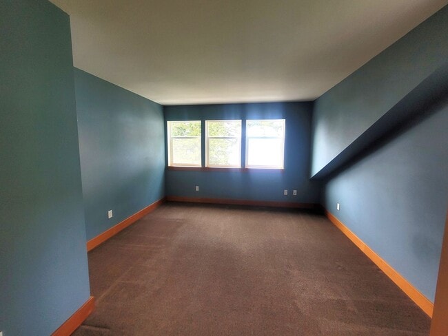Building Photo - Beautiful South Hill Home with Bay Views 3...