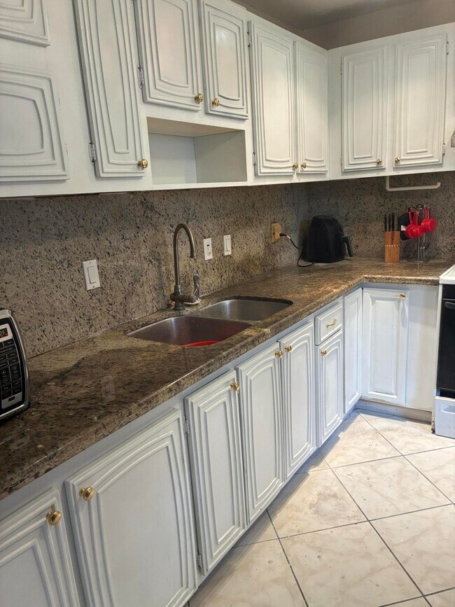 Building Photo - 2821 Somerset Dr