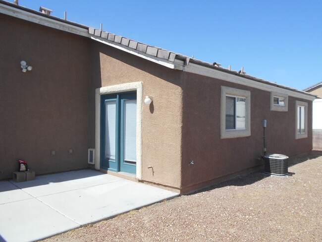 Building Photo - Gated Townhouse in the Heart of North Las ...