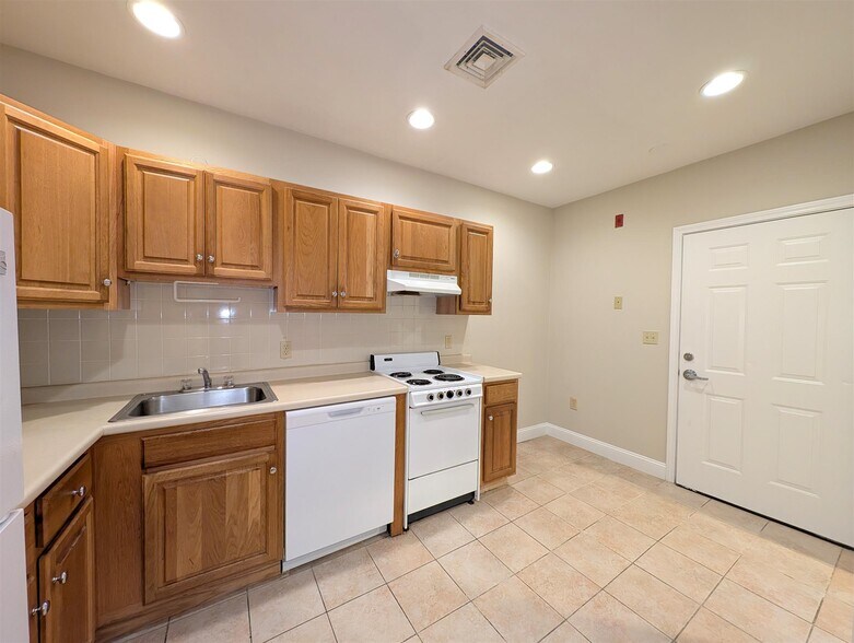 Building Photo - 454 Green St