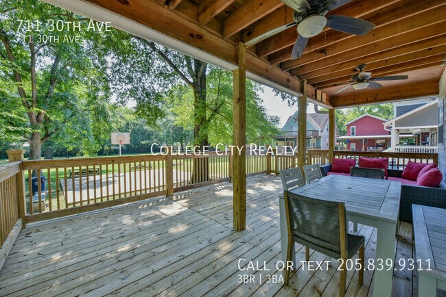 Building Photo - 711 30th Ave