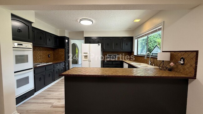 Building Photo - Sprawling 5 BD | 3 BA with Basement - Gresham